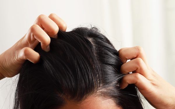 Perché è importante preservare gli oli naturali dai capelli?