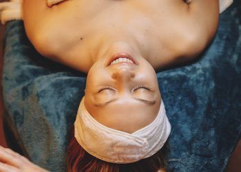 Drenaggio linfatico per il viso: ecco come farlo a casa