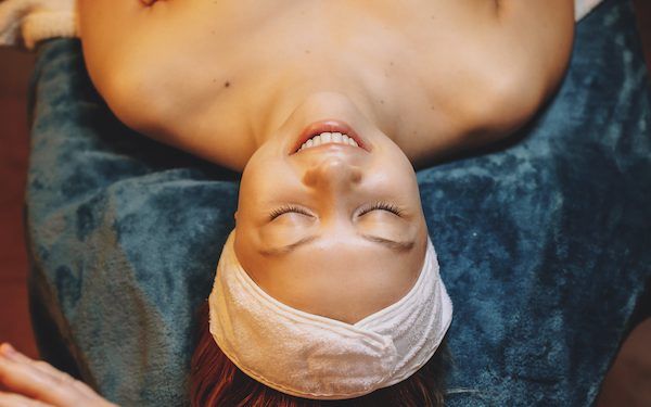 Drenaggio linfatico per il viso: ecco come farlo a casa