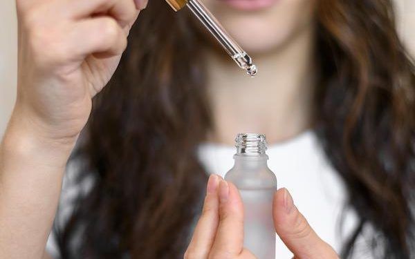 Cos’è l’olio minerale per capelli e chi dovrebbe usarlo?
