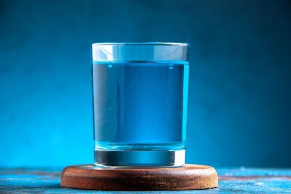 Bicchiere d'acqua. I bicchieri d'acqua sono fondamentali nella vita di tutti i giorni e durante i pasti.