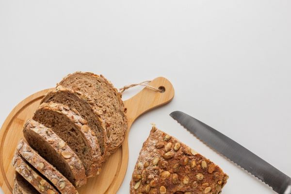 Pane integrale a fette. Il pane integrale è una buona opzione per iniziare a mangiare fibre.