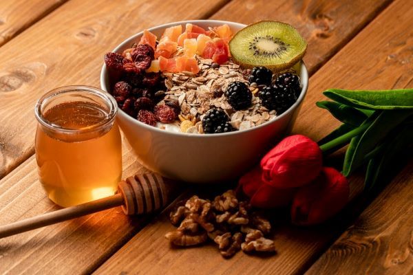 Ciotola di farina d'avena con frutta. L'avena e la frutta sono una buona fonte di fibre.