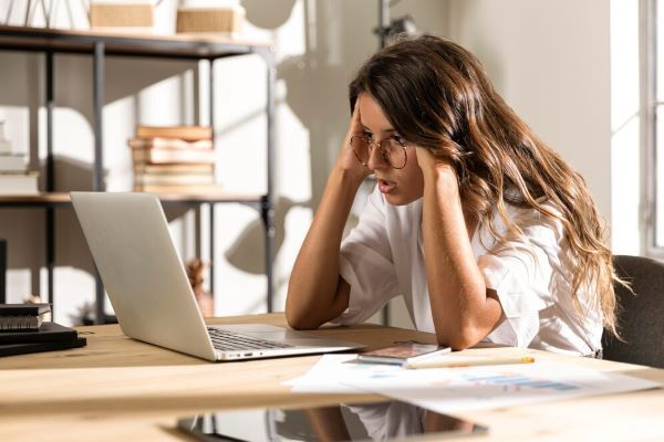 Ragazza stressata che guarda il computer.