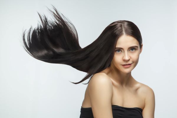 Ragazza con capelli setosi e lucenti