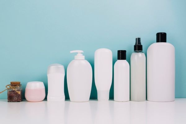 Bottiglie e confezioni di prodotti per capelli