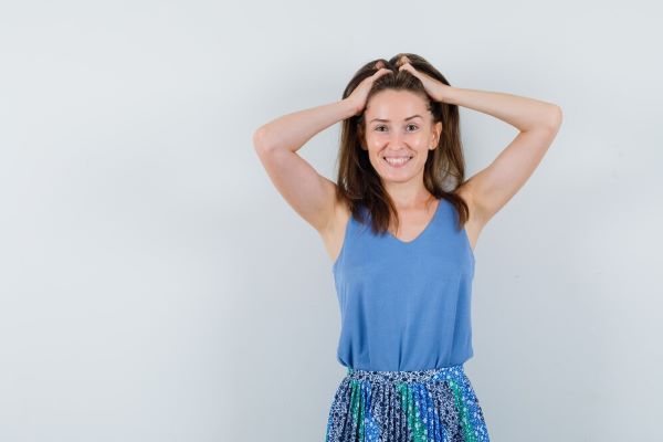 Ragazza che tiene i capelli felici. Conoscere il tipo di capelli che abbiamo ci aiuta a prendercene più cura.