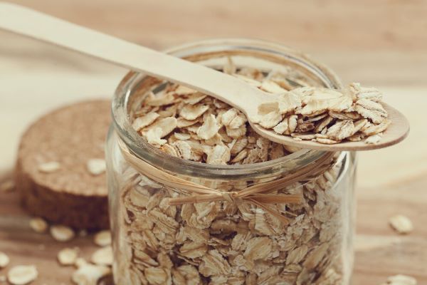 Barattolo con avena. L’avena è una fibra solubile che aiuta a mantenere bassi i livelli di colesterolo.