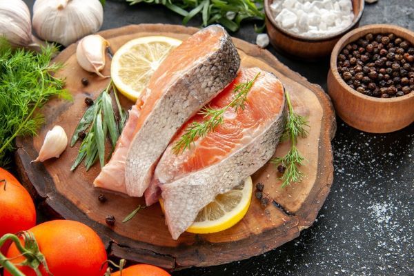 Tranci di pesce fresco. Il pesce contiene omega 3, che possono abbassare i livelli di colesterolo.