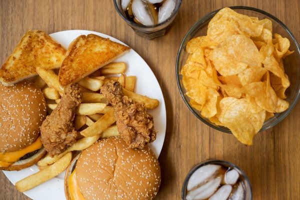 Fast food malsani. Una cattiva alimentazione può causare un aumento del colesterolo.