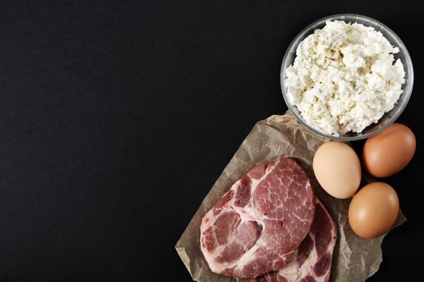 Pezzo di carne accanto alle uova e una ciotola di ricotta.