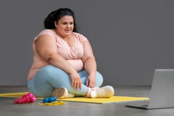 Donna seduta a guardare il computer