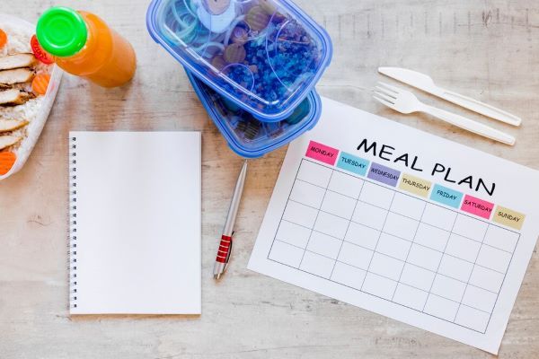Cronologia stampata su un foglio accanto ai contenitori per alimenti
