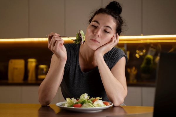 Ragazza che mangia un'insalata