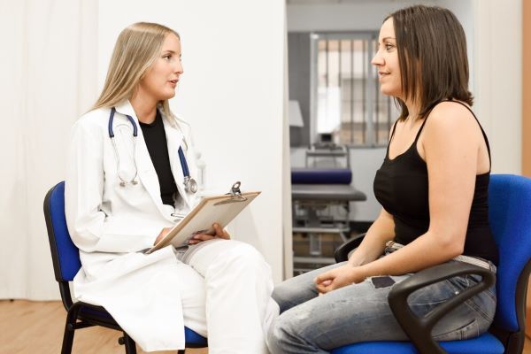 Donna che chiacchiera con il suo medico