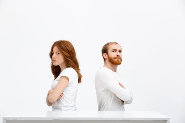 Donna e uomo da dietro