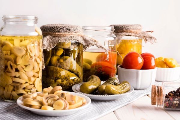 Sottaceti di diverse verdure e frutta.
