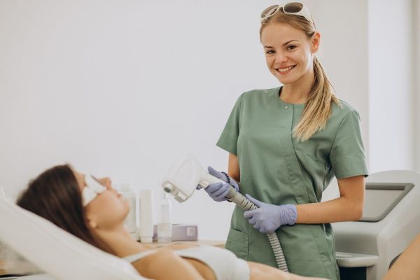 Ragazza sorridente mentre si prende cura del paziente.