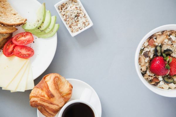 Tazza di caffè insieme a verdure e cereali