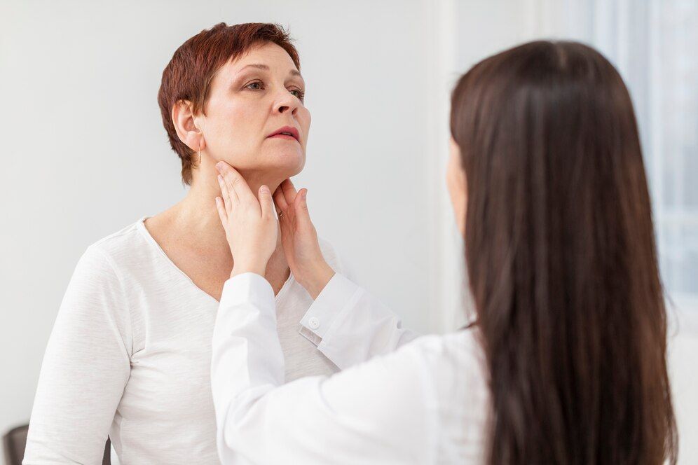 Dottoressa che controlla il collo di un paziente