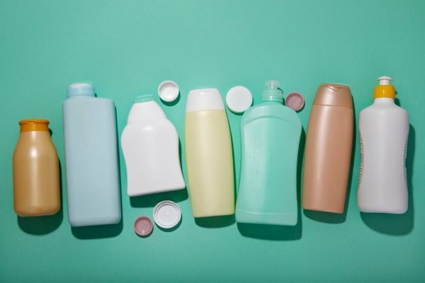 Diverse bottiglie di shampoo