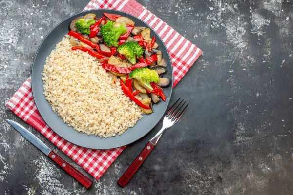 Piatto di quinoa con verdure saltate