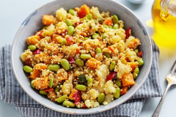 Piatto di quinoa con verdure