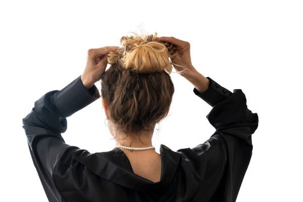 Ragazza bionda con chignon alto