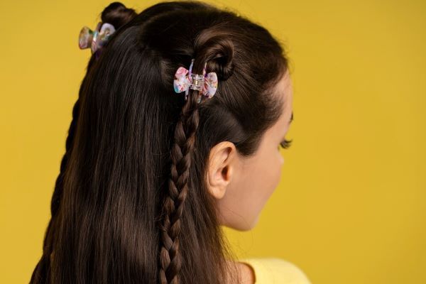 Ragazza con due trecce davanti ai capelli