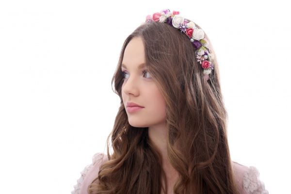 Ragazza con fascia di fiori e capelli lunghi