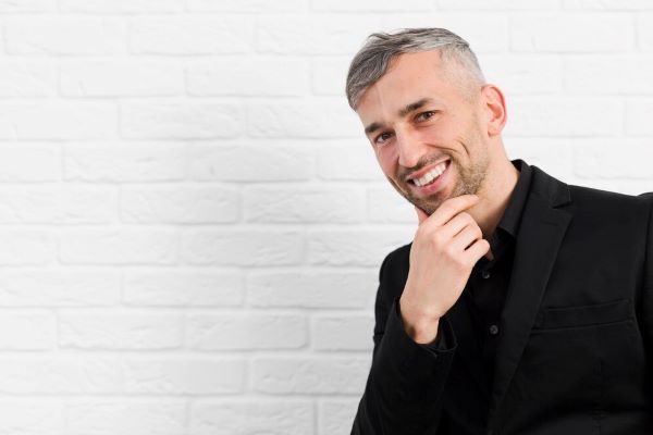 Uomo che sorride per la fotocamera