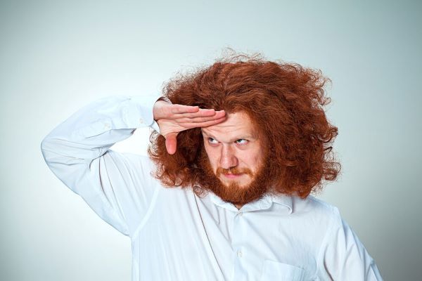 Uomo dai capelli rossi in posa per la fotocamera