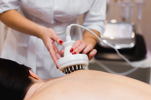 donna che riceve un trattamento sulla schiena