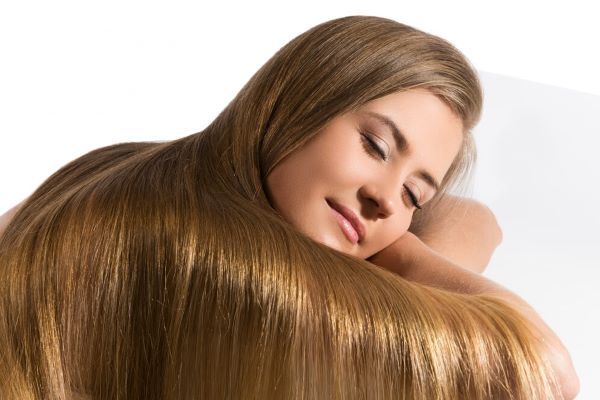Donna con lunghi capelli lucenti