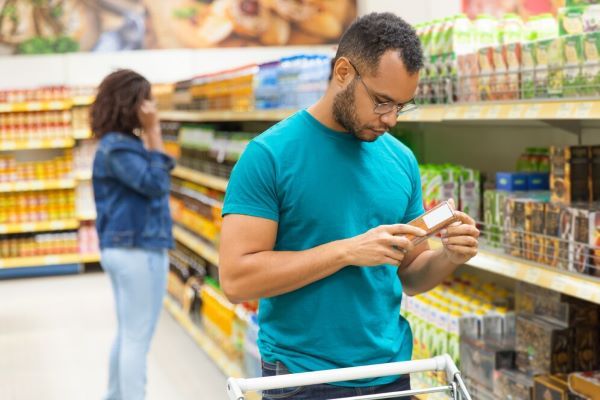 Ragazzo che sceglie il prodotto al supermercato