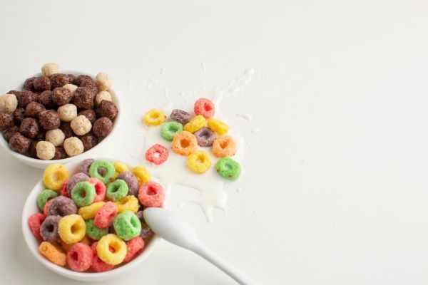 Tazze con cereali e latte versato
