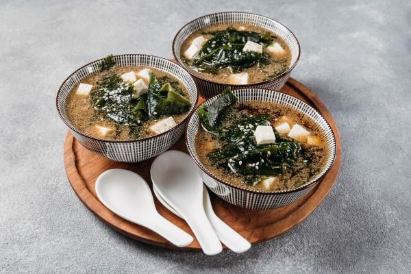 Tazze con zuppa di miso