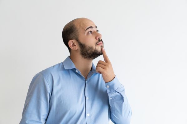 Uomo in camicia lunga che pensa