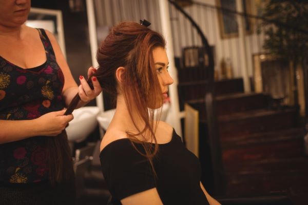 Ragazza dal parrucchiere che ottiene un'acconciatura