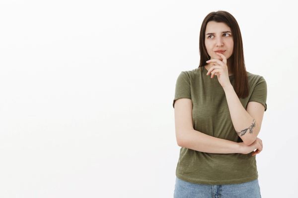 Ragazza che fa gesto di dubbio