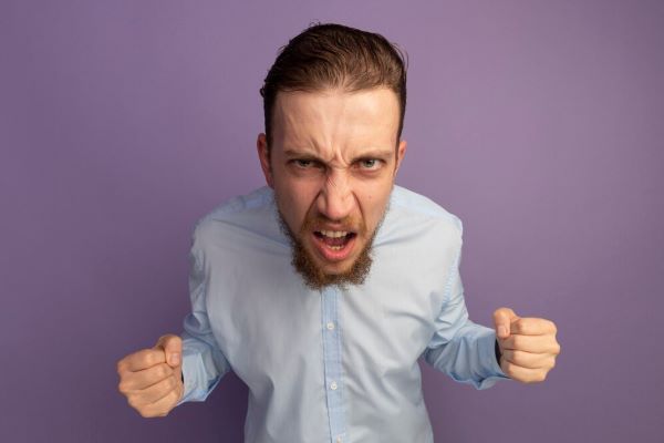 L'uomo turbato tiene i pugni e guarda avanti