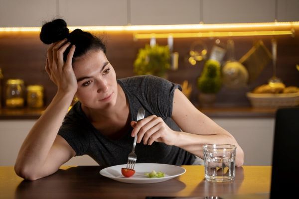 Ragazza che mangia da sola