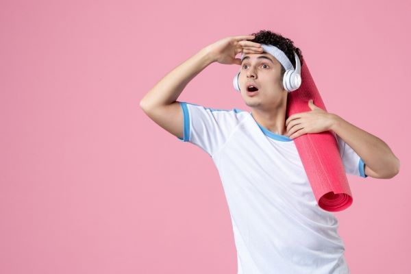 Ragazzo vestito da atleta che fa un gesto a sorpresa