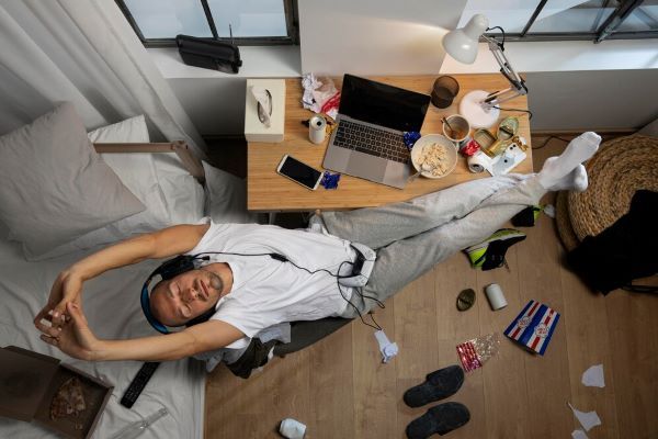 Ragazzo nella sua stanza disordinata