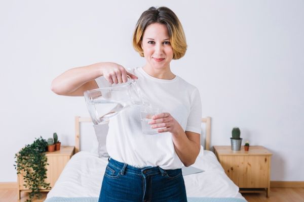 ragazza che serve acqua felice