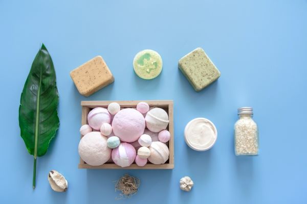 Shampoo solido insieme ad elementi spa