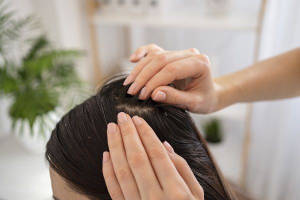 donna che si rende conto che sta perdendo molti capelli a casa dello stress