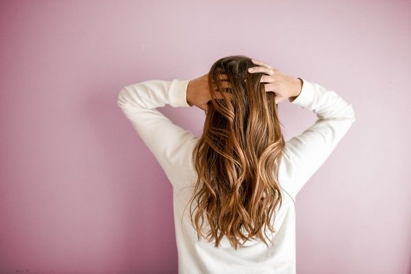 donna con capelli lunghi e belli
