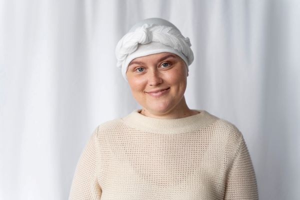 Ragazza con un cappello tra i capelli sorridente