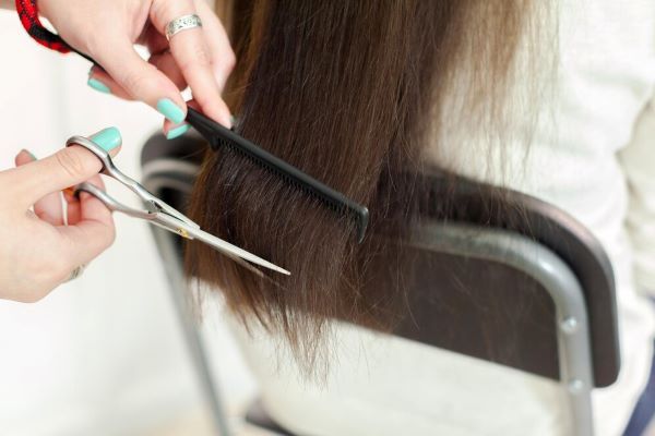 Ragazza che taglia le estremità dei capelli